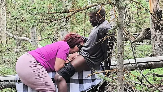 Шлюховатая хотвайф Polyjswitch находит большой лес в лесу