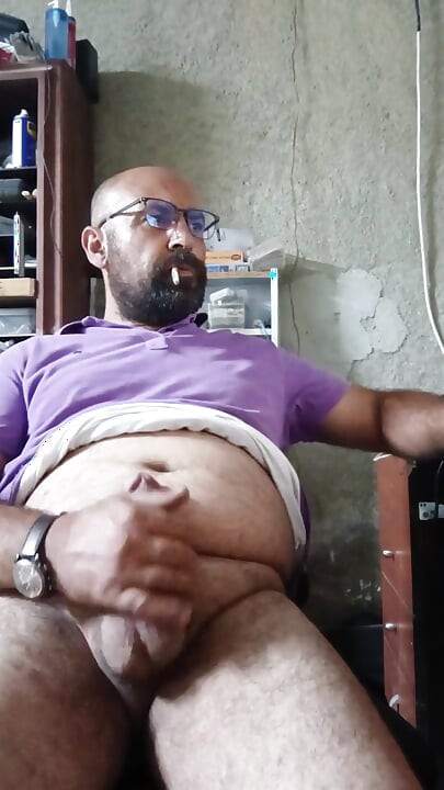 Tuan beruang memancut mani dengan rokok di dalam mulutnya