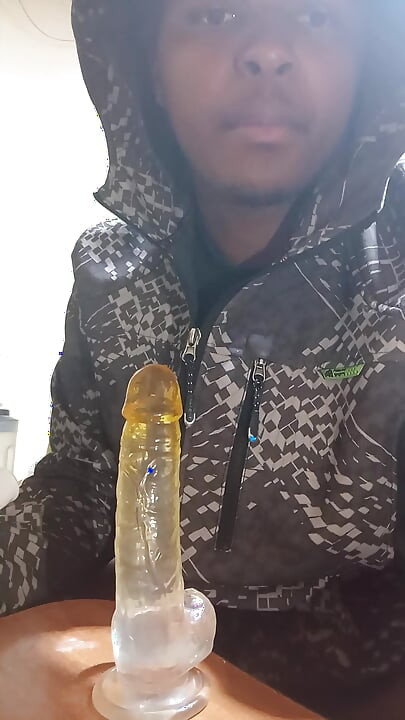Un mec à gros cul s’étire le trou du cul avec son jouet