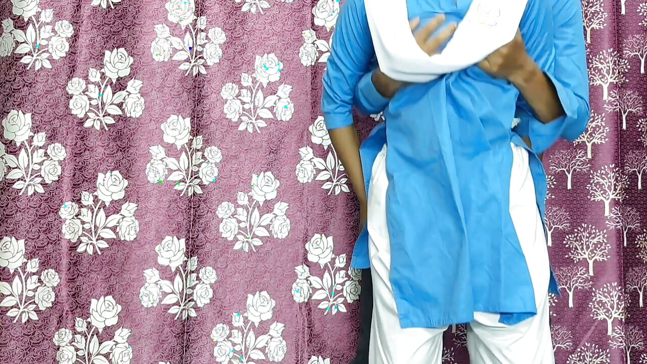 Indiyan seksi klej garl ki tang choot ki pahli XXX chudaee