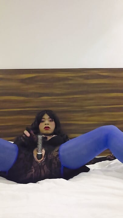 Adaa se masturbe et joue avec sa chatte