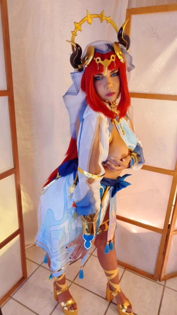 Momen emosional dari "nilou genshin impact cosplay"