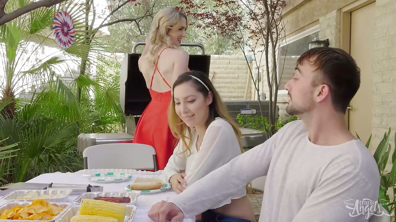 TRANS ANGELS - Kayleigh Coxx oferă o seducție cu o blondă busty și căldură riscantă în curte