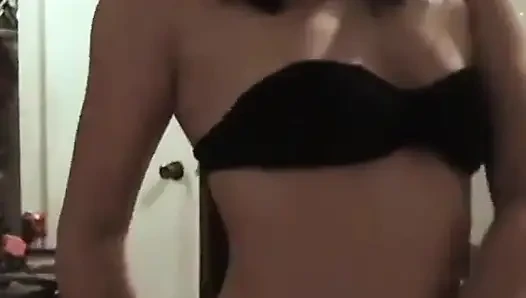 Olivia lagi asik masturbasi sambil ngocok kontol edward