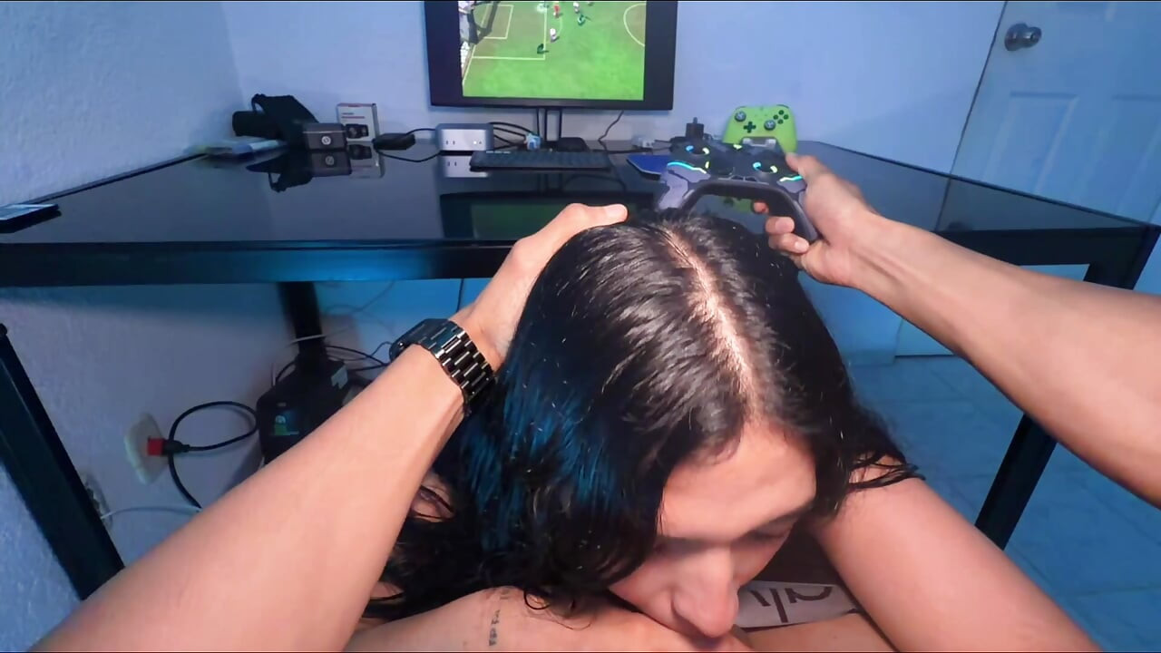 他不讓我玩電子遊戲，所以我給他口交讓他射精