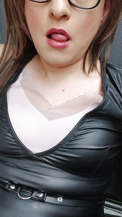 Lleno de semen en las piernas sexys con medias