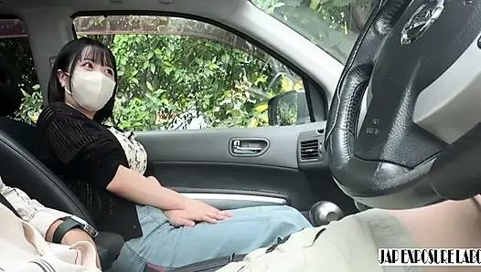 besarmu bisa kamu lihat bahkan melalui pakaiannya. Blowjob mobil, muncrat di mulut, dia menelan semuanya!