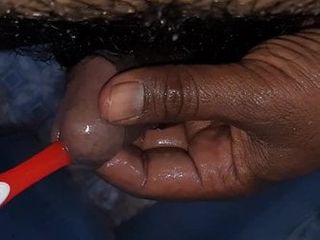 Desi wkłada szczoteczkę do zębów w penisa