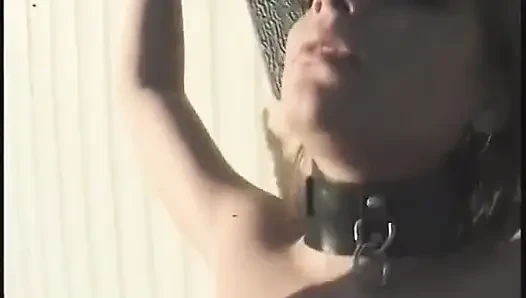 Brunette sub menggosok memeknya saat berbaring di tempat tidur