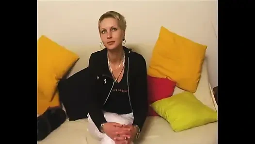 Шлюховатая девушка раздевается и трогает