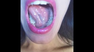 Teenager troia offre la sua gola per la torta di gola pt1 hd