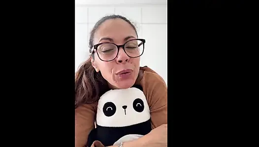 Dan sekarang untuk sesuatu yang sama sekali berbeda - tante seksi kepergok!