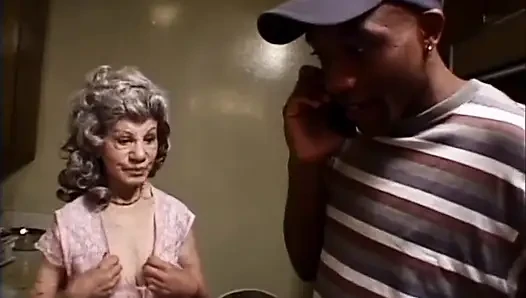 Aşırı siyah ve beyaz, yaşlı ve genç amcık sikişi...