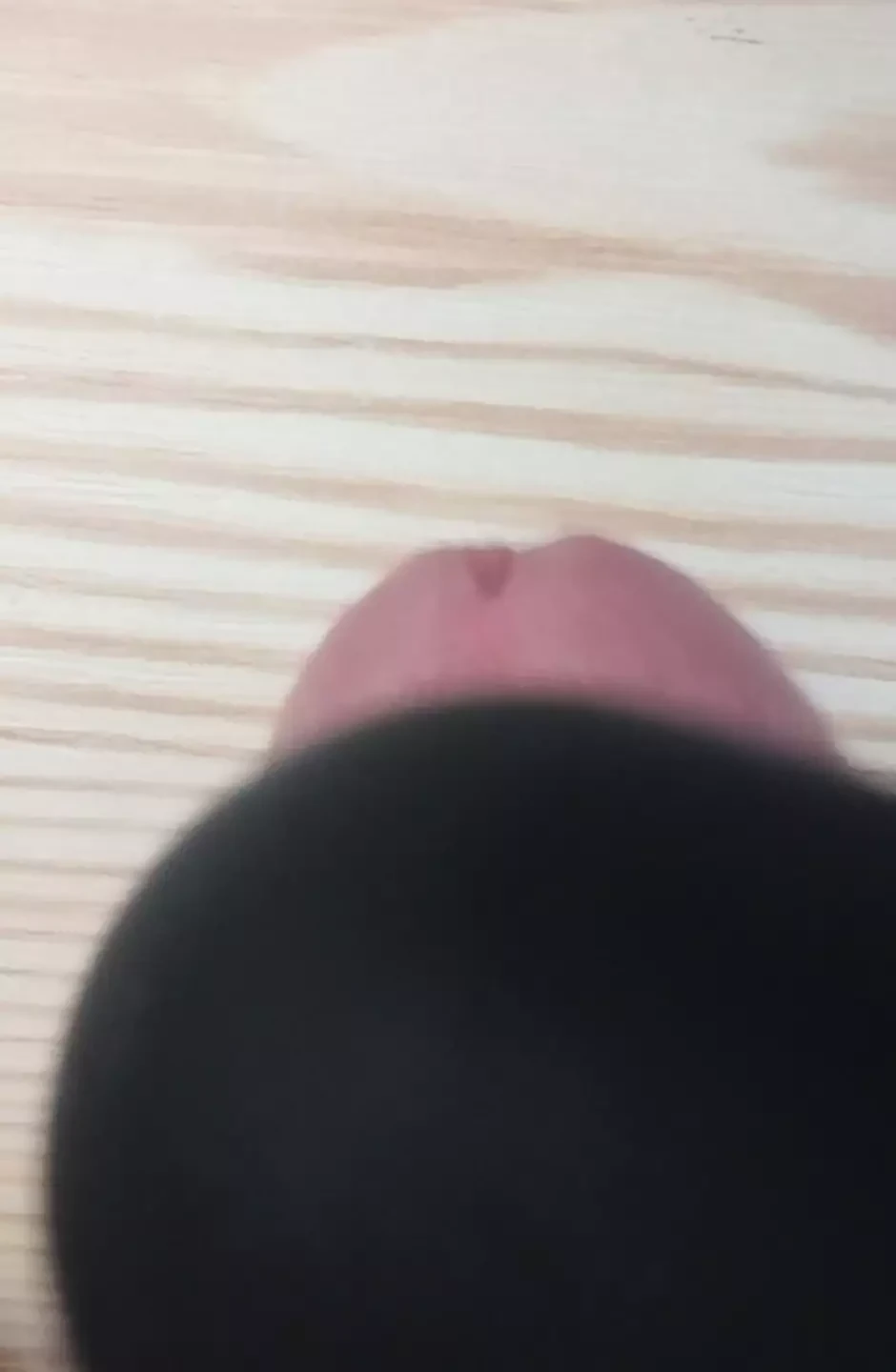Apretando polla en la mesa con varita mágica
