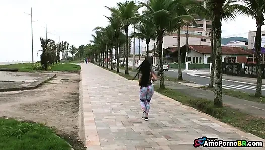 Элиза Санчес бегает по пляжу, а потом я попросил ей сперму в рот