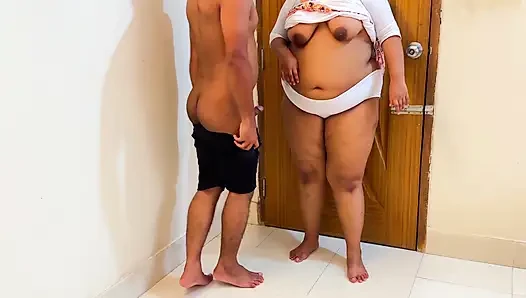 Toket besar ibu tiri yang masih perawan terjebak saat aku ngentot memeknya dengan gaun seksi sebelum aku datang untuk membantunya