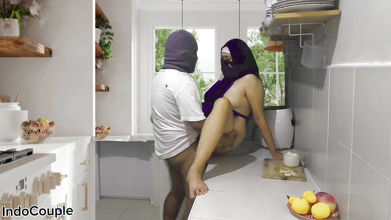 Istri hijab indo viral memasak di dapur saudara tiri masuk dan menidurinya dengan keras
