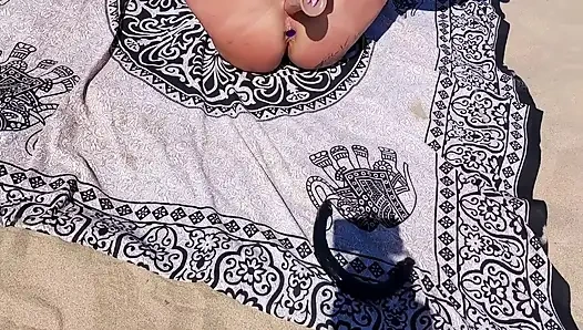 Хорошую сучку трахнули на пляже 2