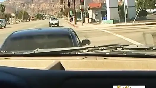 Dieses blonde schätzchen sieht in jeder position, die dem mann bekannt ist, gut aus