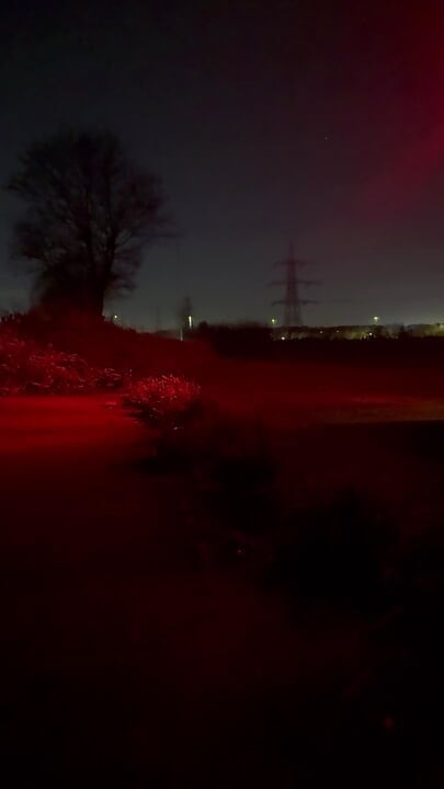 Drkanje ceste u čarapama za tijelo. Automobili u prolazu