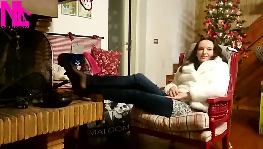 Ich wärme meine abgespritzten füße vor dem kamin