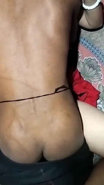 Zadivljujući trenutak iz "Desi maal Ko gand pe chudai kiya bed pe with big dick k saath"