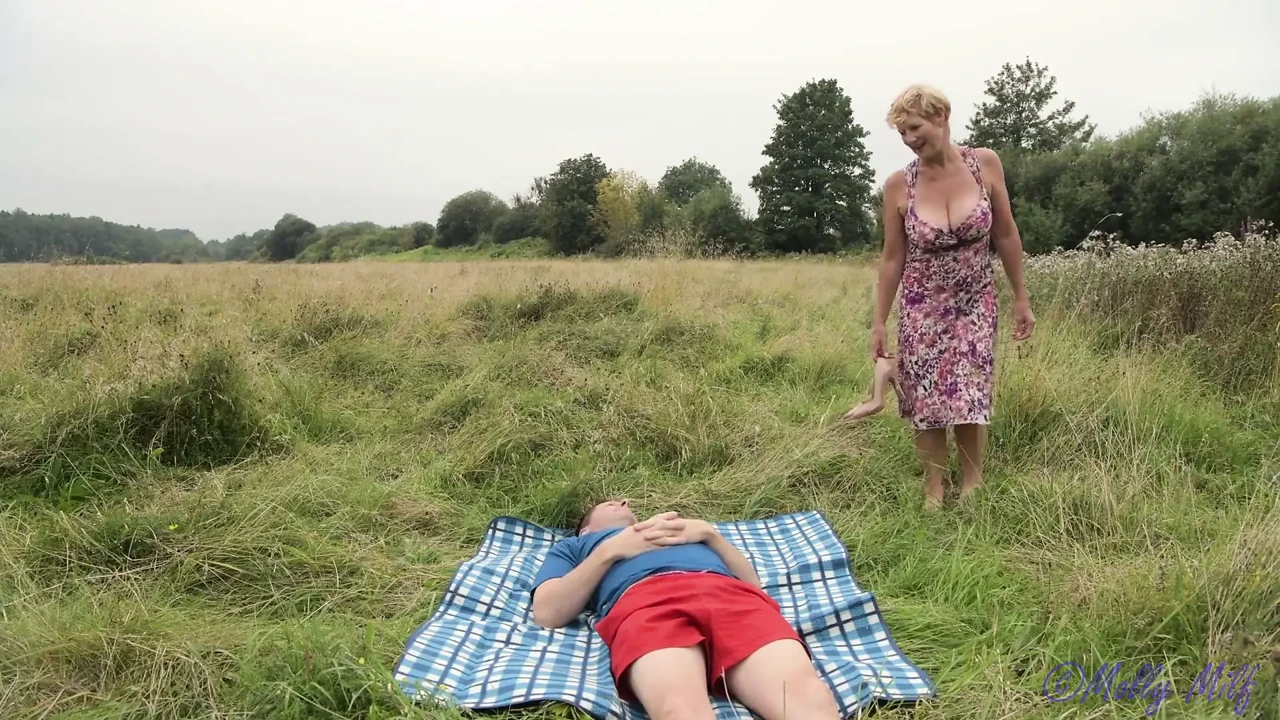 Outdoor Sex - Picnic Time Surprise