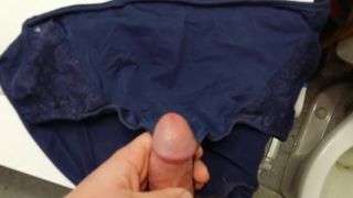 Cumming na satynowych majtkach mojej żony