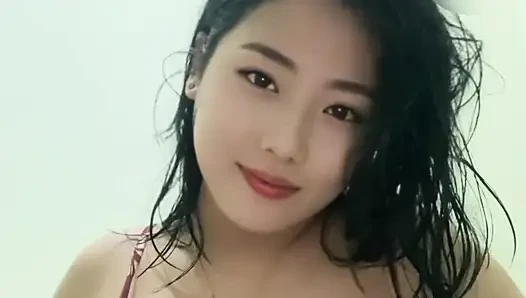 Ibu muda terlihat cantik setelah mandi, meremas payudaranya yang besar.