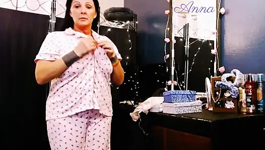 Cewek sange ini lagi ngajak stoking seksi dengan lingerie seksi