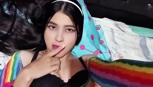 Я приглашаю мою горничную потрахаться, и она отвечает так... (настоящее домашнее видео)