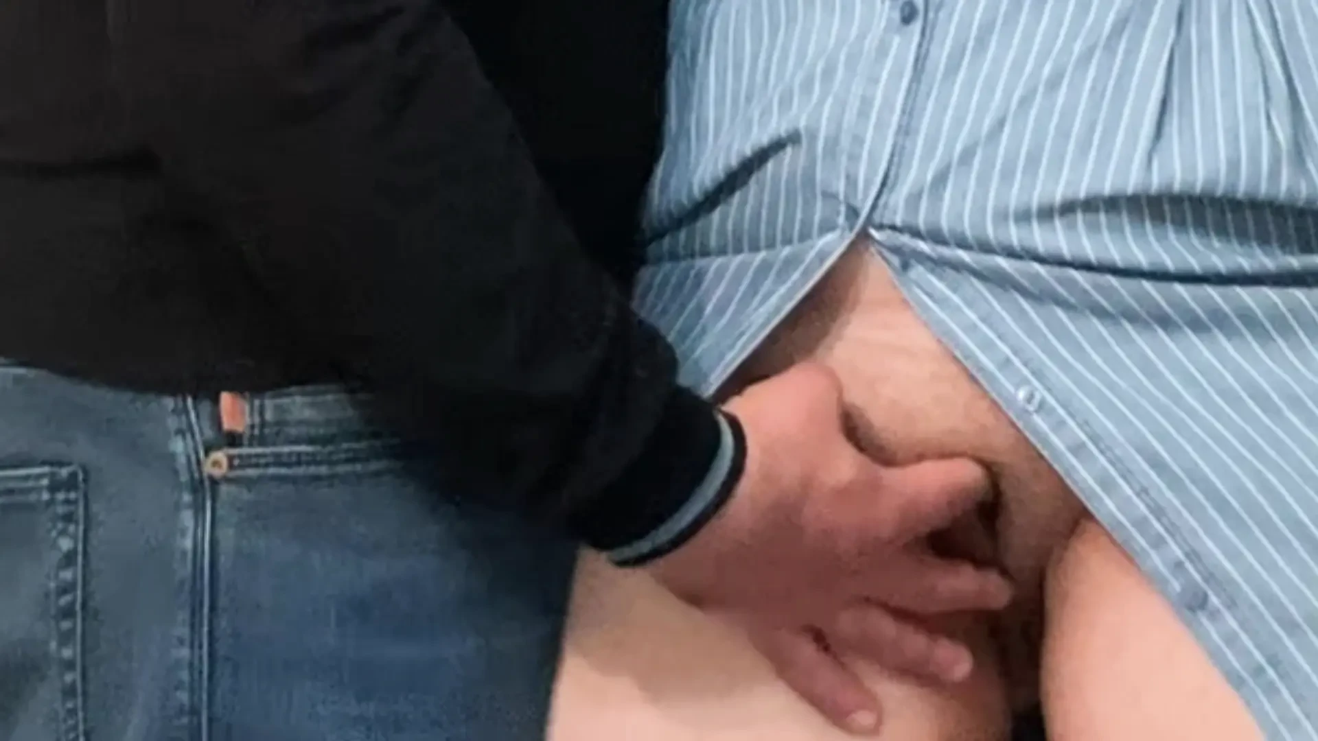 没穿内裤的漂亮婊子被变态自慰