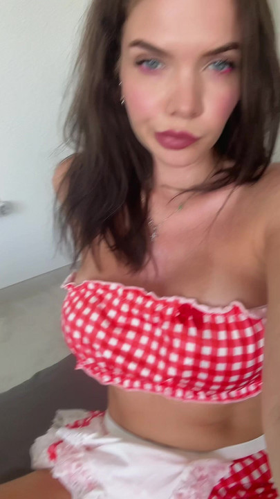 My pussy loves sweet kisses🥰