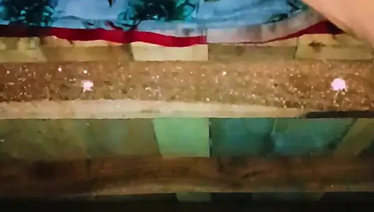 Sister-in-law's bad fucking and spreading both her legs, put the whole penis and took out the piss from the pussy.
