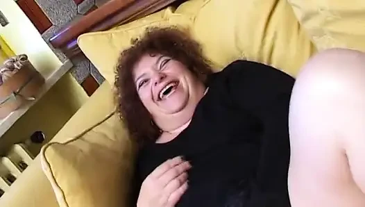 Fettes amateur-mädchen wichst ihre muschi mit einem dildo