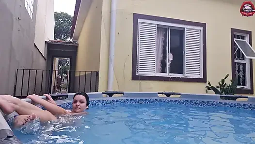 Sürtük Komşun Havuzda Kendini Gösteriyor