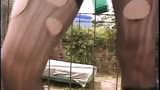 İtaatkar lateks kadın evcil hayvan götten yarak almaya hazır