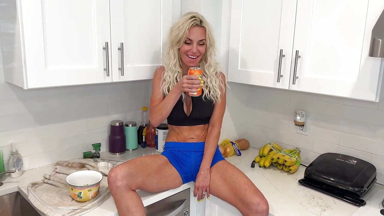 Tatiana Steele와 함께하는 핫한 마누라 경험을 얻는 Chris 코치