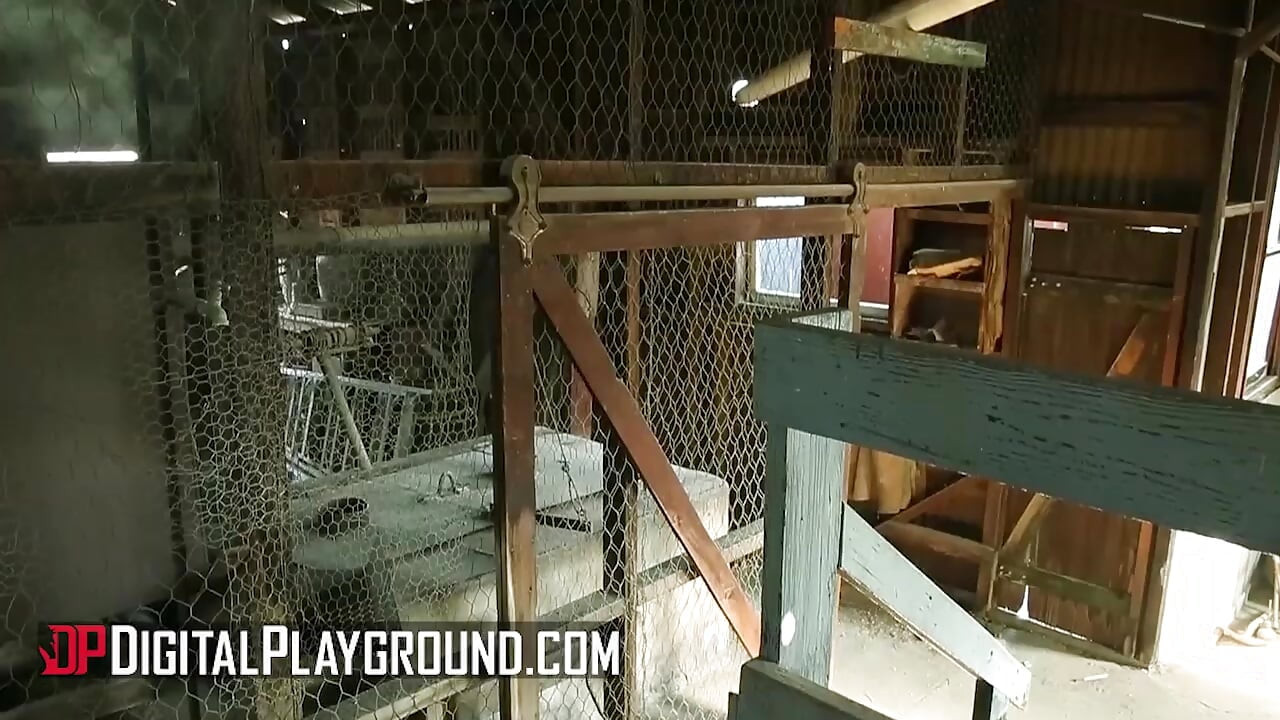 DIGITALPLAYGROUND - Rachele Richey descobre um vestido mágico em uma cabine assombrada e é fodida como nunca antes