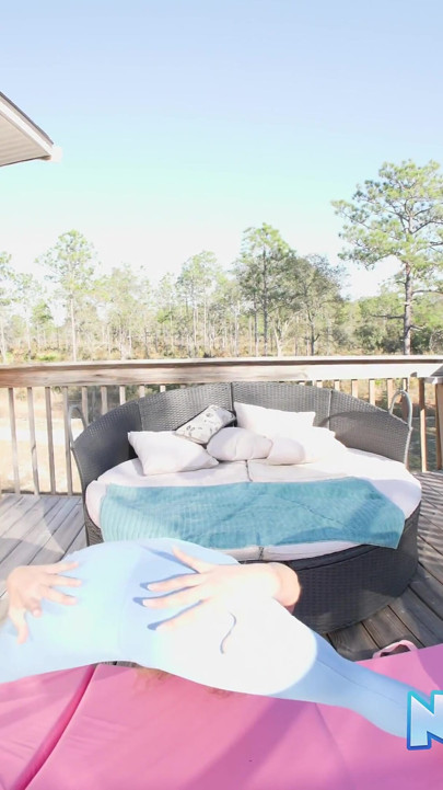Tetona milf Angelica Amore disfruta del yoga desnuda al aire libre