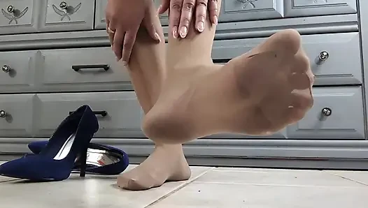 Külotlu çoraplı ve topuklu balerin ayakları