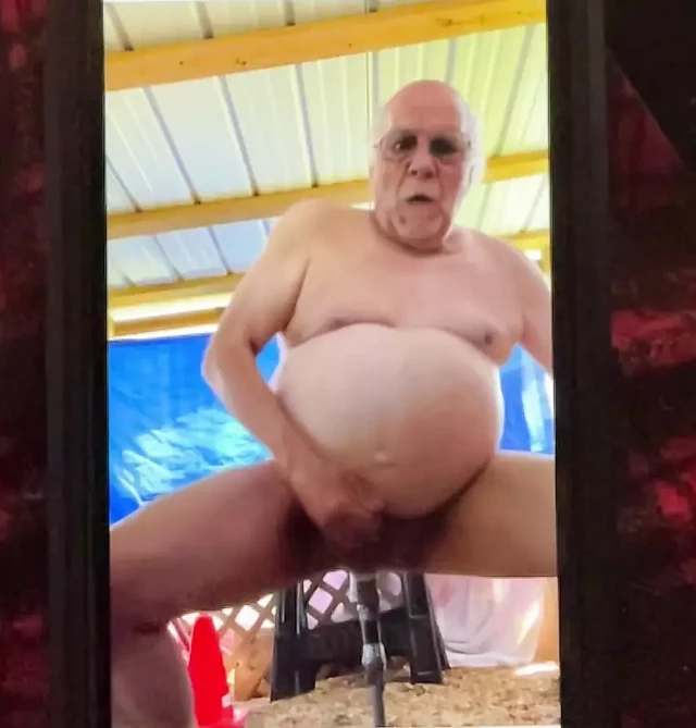 Piggy slow motion dildo