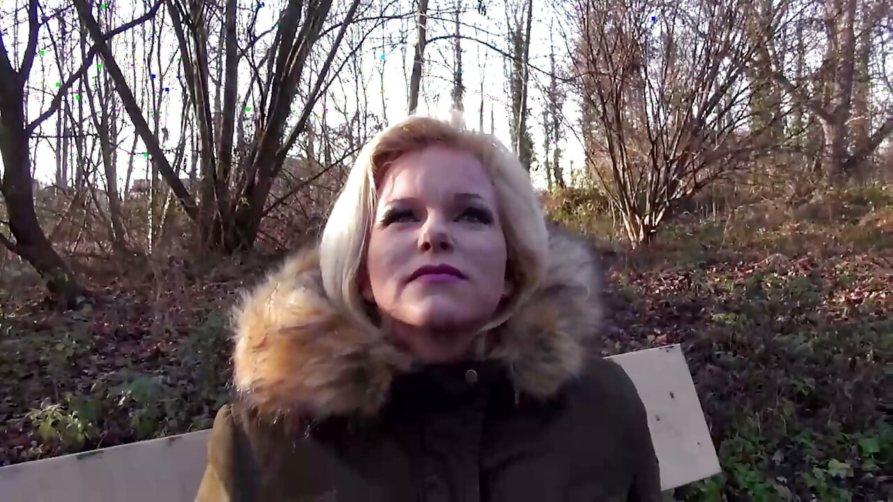 Bubble butt MILF fucked outdoor