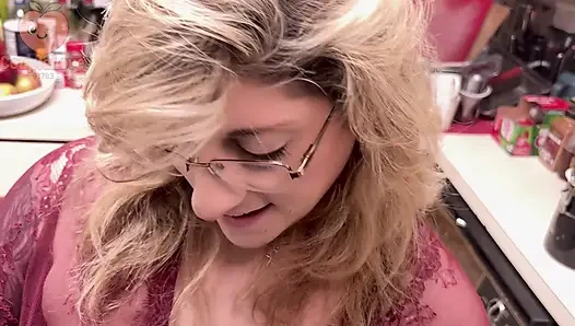 Genç komşu komşu aldatan orta yaşlı seksi kadından şeker ödünç alıyor