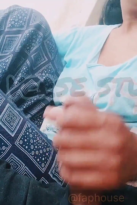 Handjob liar desi bhabhi dengan tangan panas & payudara yang terbuka, Anda akan kehilangan kendali segera setelah Anda melihatnya!