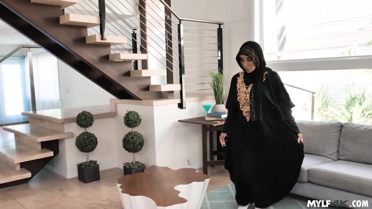 イスラム教徒の妻が男のペニスを受け入れる