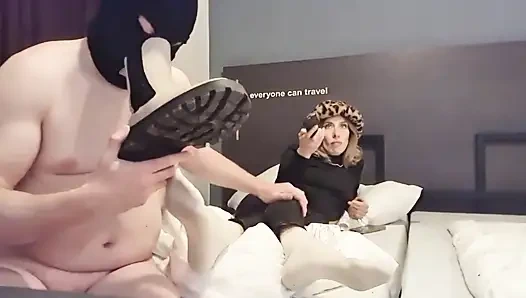 Он Нюхает И Лижет Мои Потные Сапоги, Белые Носки И Ступни