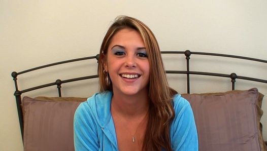 Una ragazza di 18 anni ha un orgasmo tremante in video