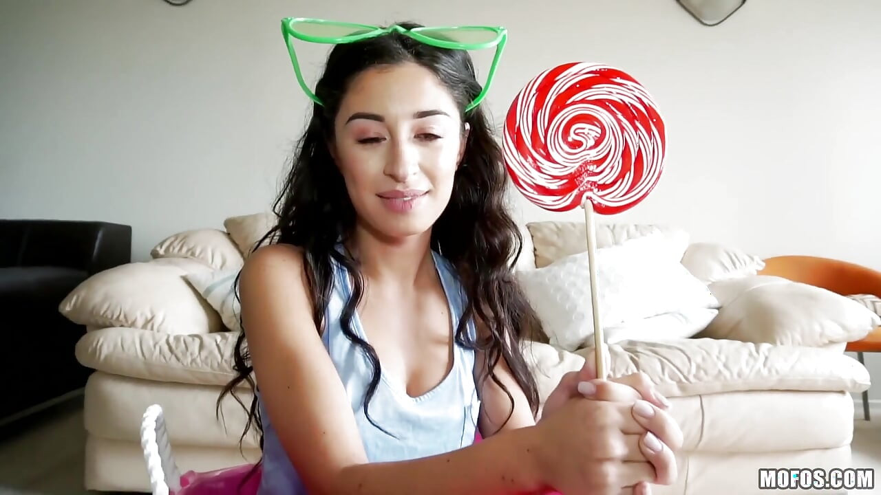 Dont Break Me - Deepthroating Latina Makes It Fit