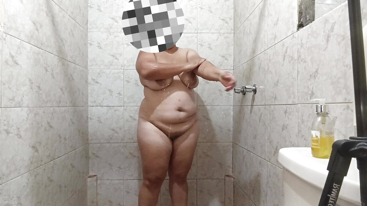 샤워하면서 풍성한 몸을 만지는 섹시한 라틴 소녀, 거대한 가슴이 있습니다.